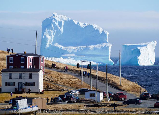 Фото: в канадскую деревню приплыл огромный айсберг