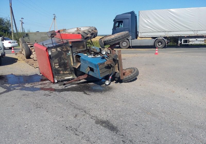 В Рязанской области столкнулись трактор и грузовик Mercedes