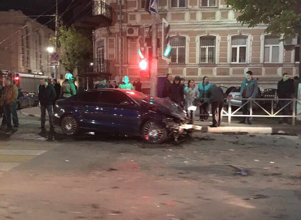 Серьезное ДТП в центре Рязани: иномарка въехала в здание суда