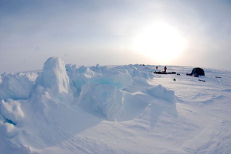 На Северном полюсе терпит бедствие молодежная экспедиция