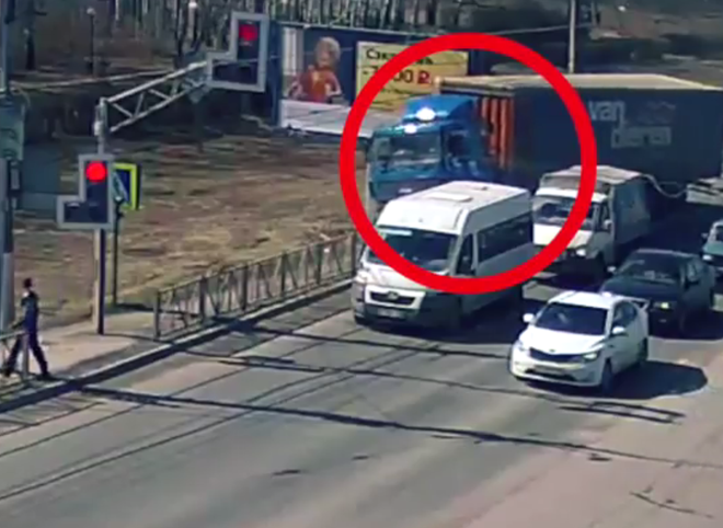 Видео: фура сносит ограждение на Московском шоссе