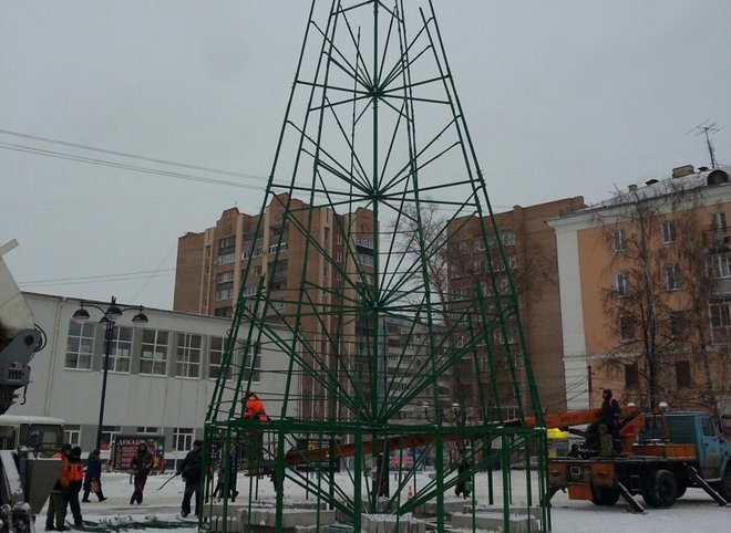 На площади Победы началась установка главной новогодней ели Рязани