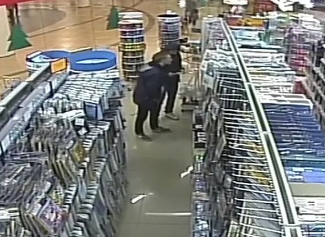 Момент кражи в рязанском хобби-гипермаркете «Леонардо» попал на видео