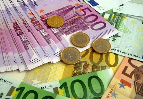 Официальный курс евро вырос на 1,27 рубля