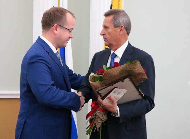 Карабасов вручил награды почетным жителям города Рязани