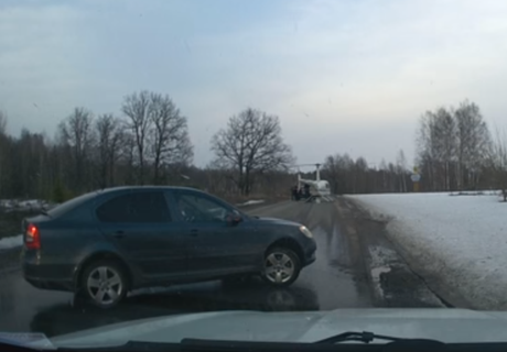 Вертолет священников перекрыл шоссе в Нижегородской области