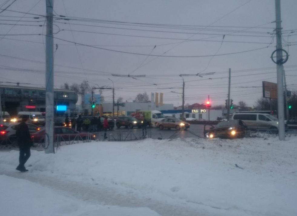 ДТП на Московском шоссе: Ford пробил ограждение