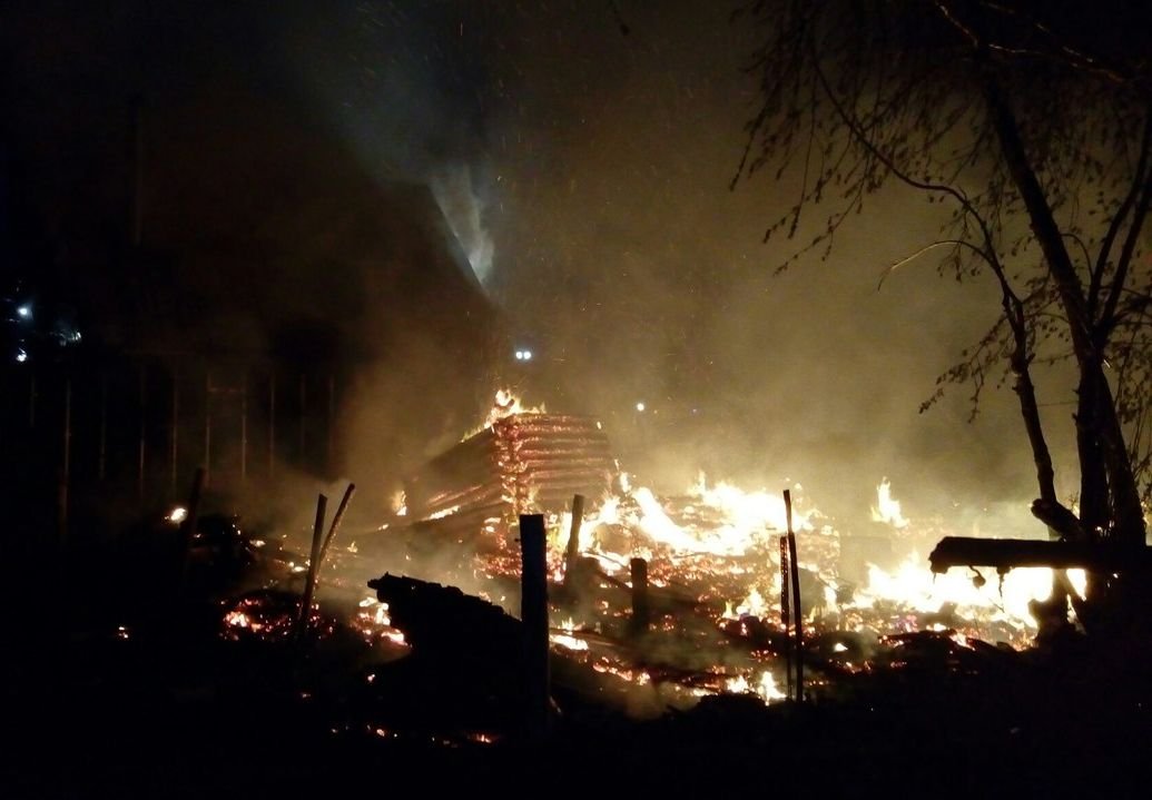 В Рыбном сгорели два дома, хозпостройка и автомобиль