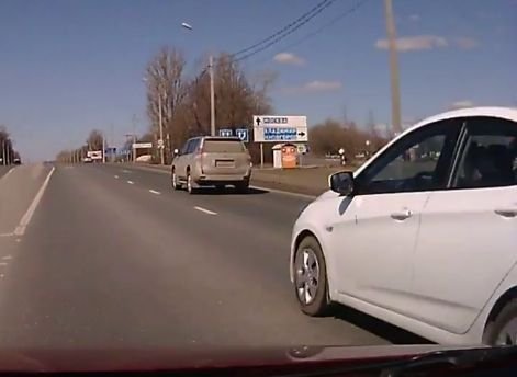 Видео: на окраине Рязани автоледи на Hyundai «выкидывает» попутное авто на встречку