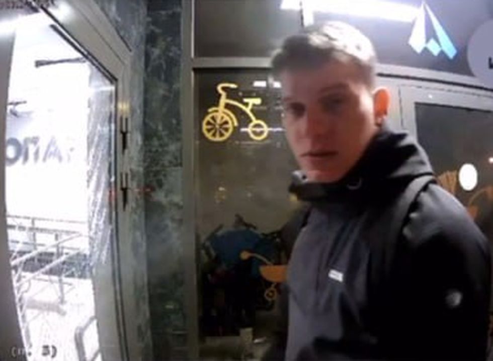 В ЖК «Метропарк» пьяный молодой человек разбил дверь подъезда