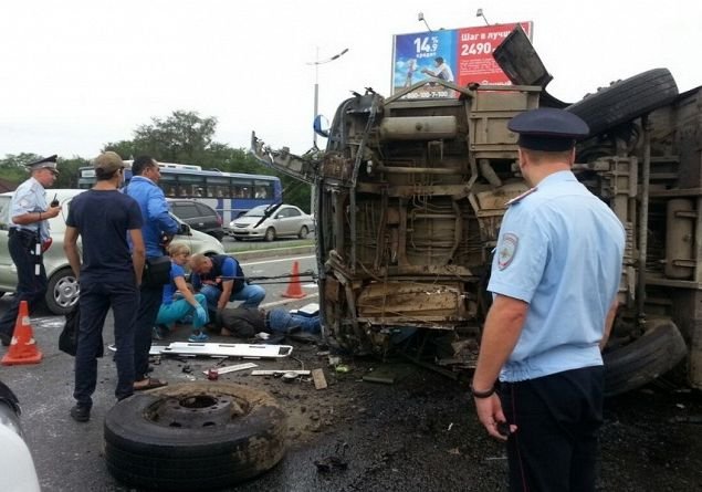 Во Владивостоке автобус упал на остановку. Пострадали трое