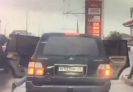 Житель Махачкалы превратил Lexus в «пешеходный переход» (видео)