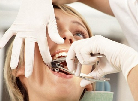 ﻿Стоматолог-мошенник удалил пациентке 22 здоровых зуба за 800 тысяч