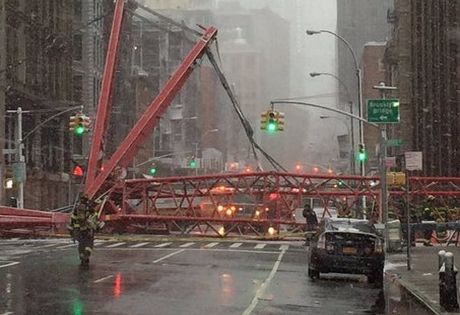 В центре Нью-Йорка рухнул башенный кран (видео)
