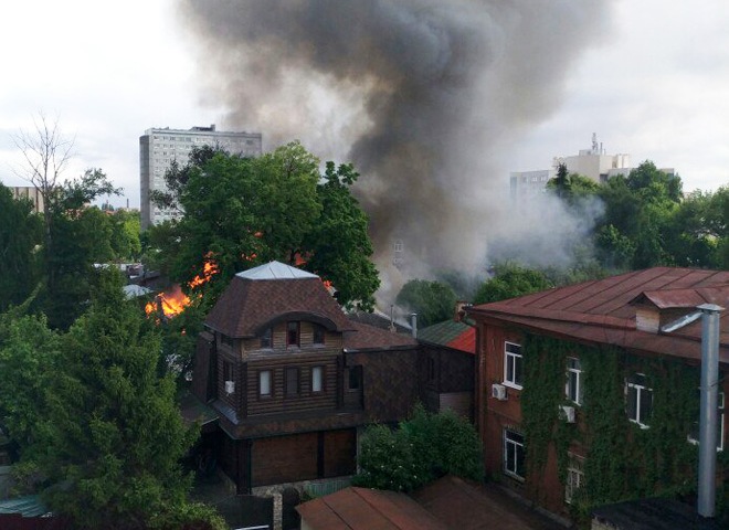 На улице Садовой в Рязани загорелся нежилой дом (видео)