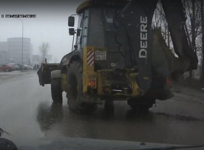 «Бешеный» трактор создал аварийную ситуацию на окраине Рязани (видео)