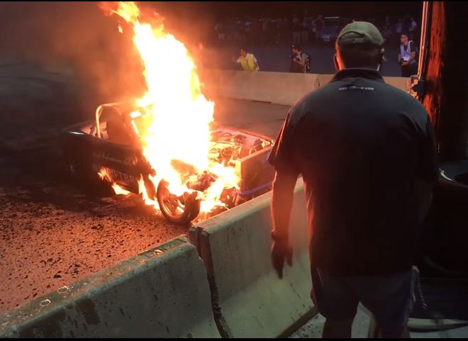Видео: в США на экстремальных гонках машина загорелась от пробуксовки