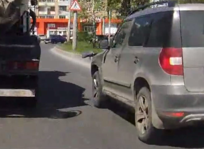 В Рязани водитель засмотрелся на автомобиль «с приколом» и попал в ДТП