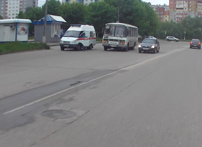 На улице Новоселов пешеход попал под колеса автобуса