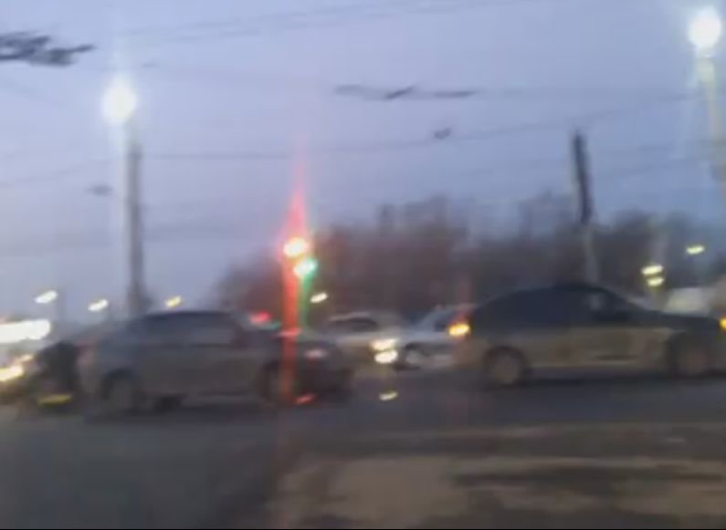 На Московском шоссе столкнулись две легковушки