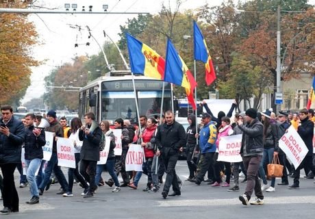 В Молдавии тысячи людей вышли на акцию протеста оппозиции