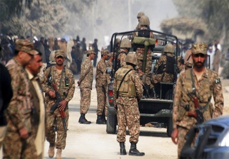 В Пакистане боевики взяли в заложники 500 школьников