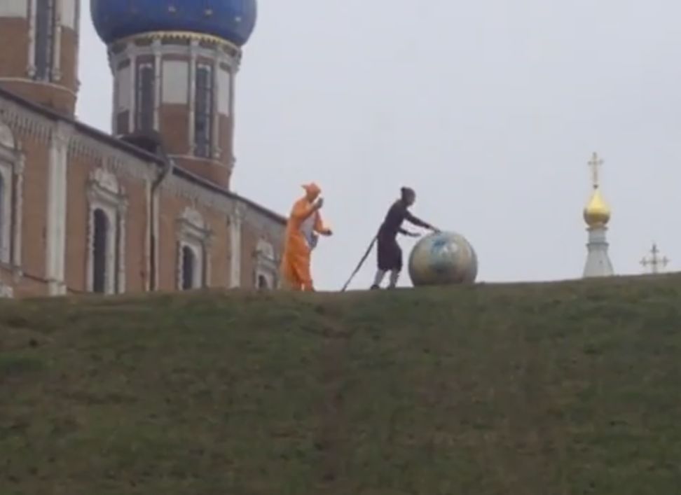 Видео: рязанцы в костюмах зверей скидывают гигантское яйцо с Кремлевского вала