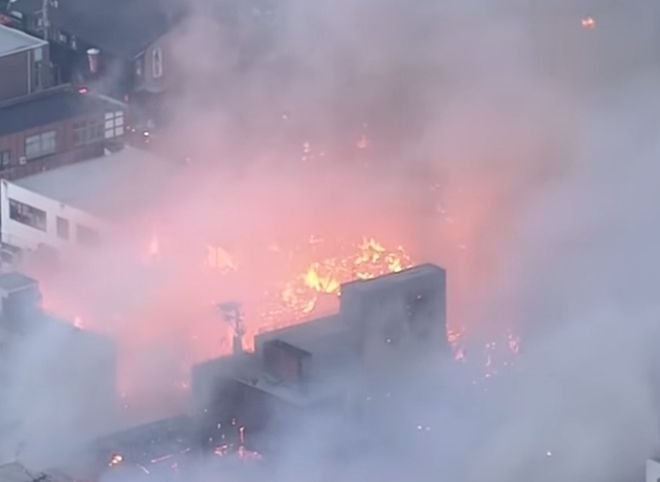 Видео: в Японии крупный пожар охватил 140 зданий
