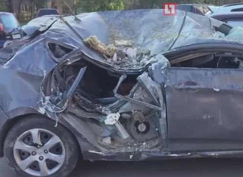 Из-за взрыва газа в Рязани обломками завалило припаркованные авто (видео)