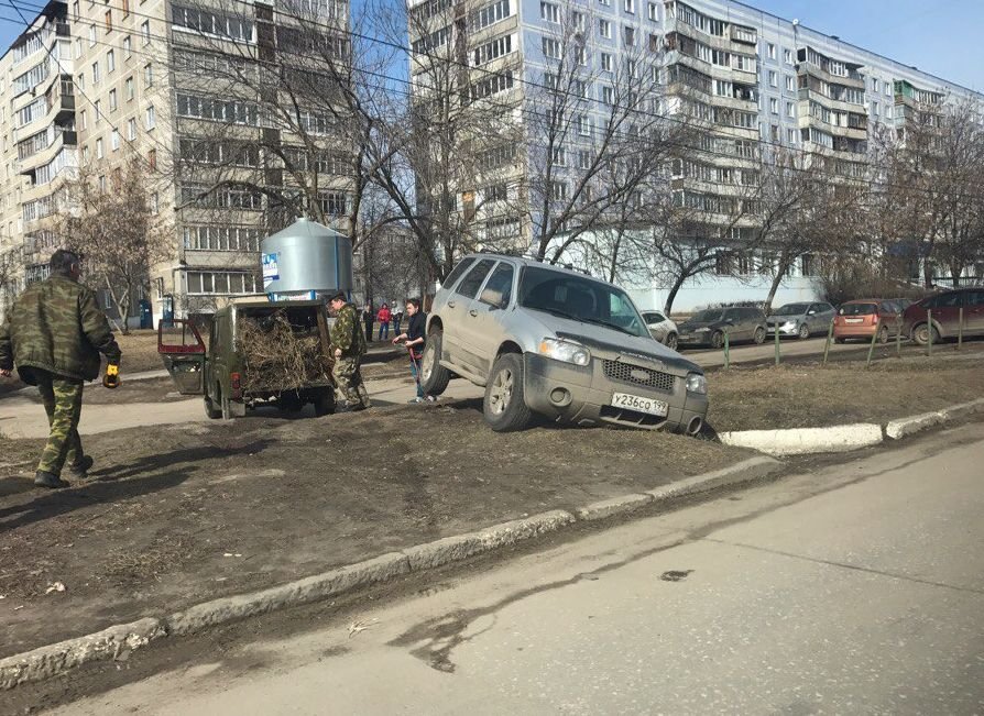 Фото: внедорожник с московскими номерами повис на тротуаре в Рязани