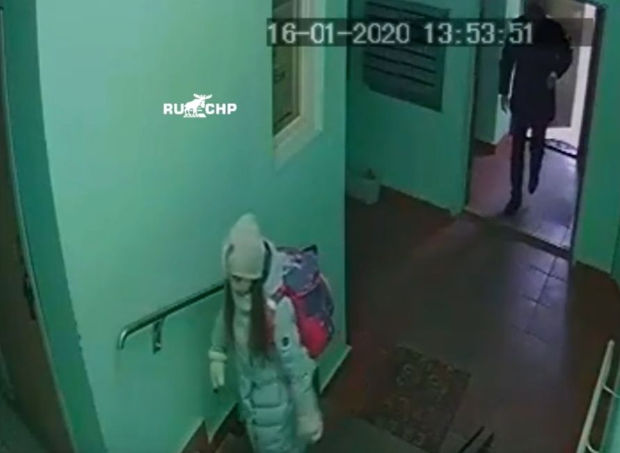 Насильник заскочил в квартиру вслед за девушкой