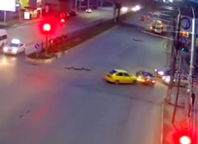 На Московском шоссе автомобиль проехал на красный свет и спровоцировал ДТП (видео)