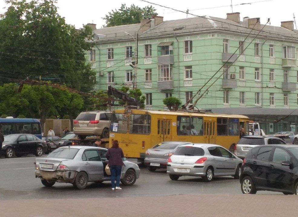 В центре Рязани из-за обрыва троллейбусных проводов образовалась огромная пробка