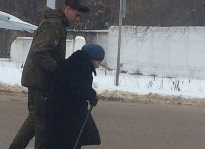 Фото: в Дягилеве солдат переводит бабушку через дорогу