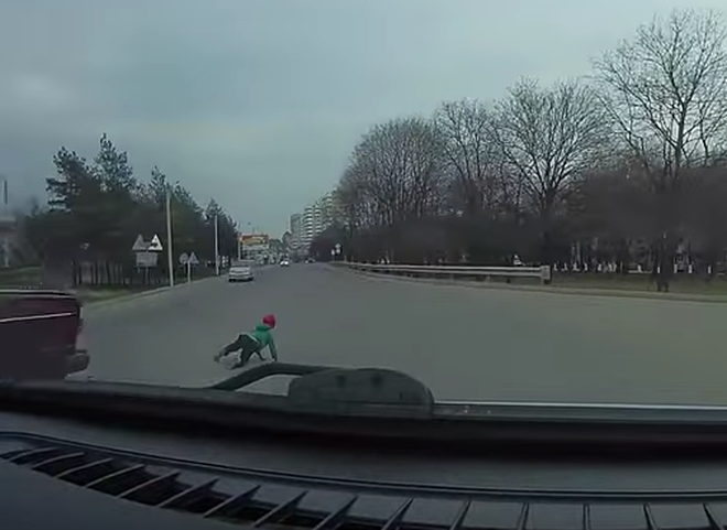 Видео: под Ставрополем ребенок выпал из машины на проезжую часть
