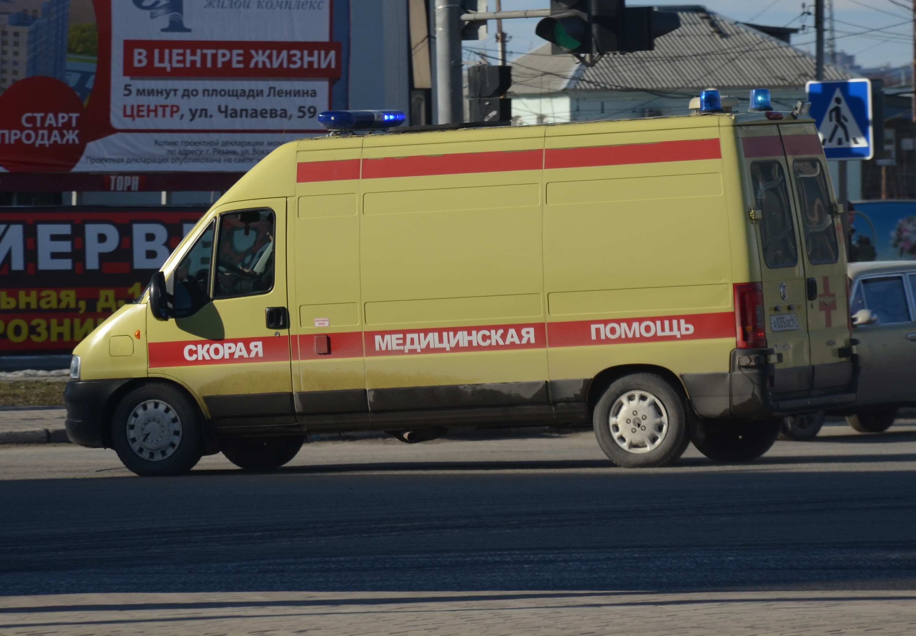 На Московском машина скорой помощи сбила девушку