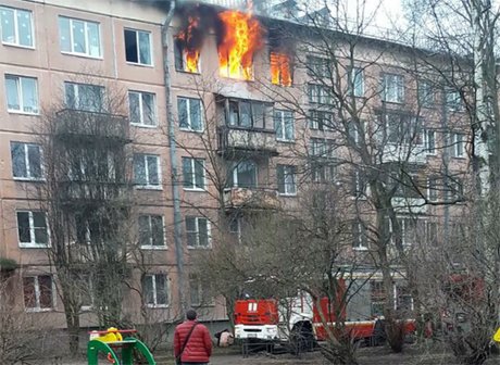 Человек выпал с пятого этажа горящей хрущевки в Петербурге (фото)