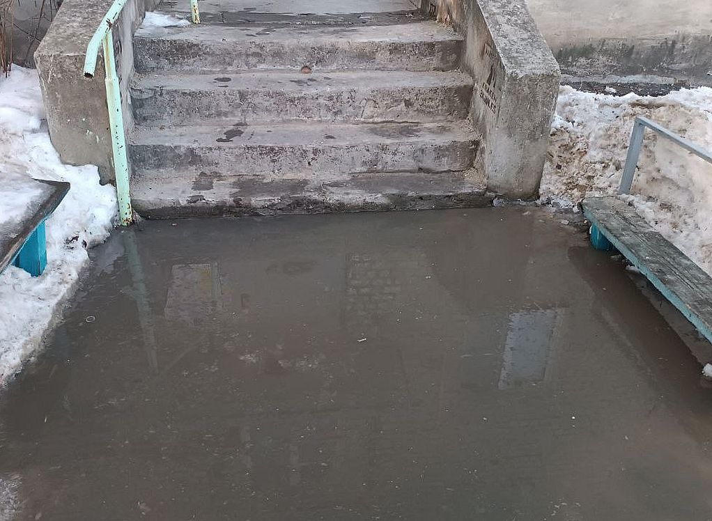 Жильцы дома на улице Пушкина показали «уходящий под воду» подъезд
