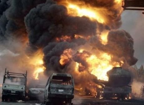 При взрыве бензовоза в Мозамбике погибли более 70 человек