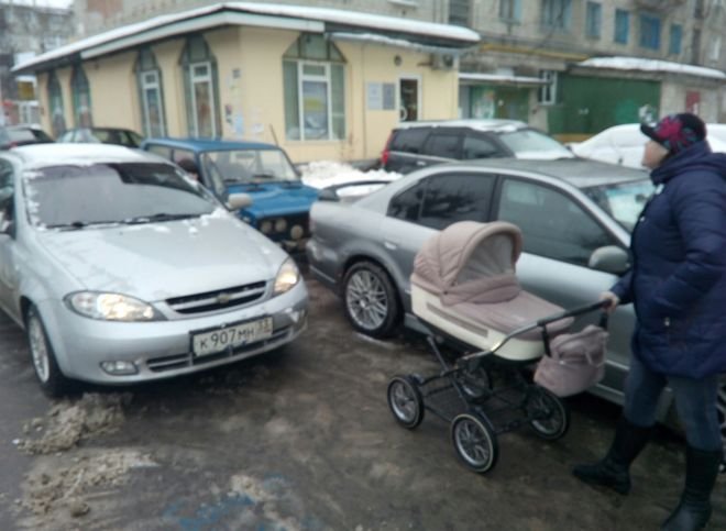 В центре Рязани «неместная» автоледи едва не сбила коляску с ребенком (видео)