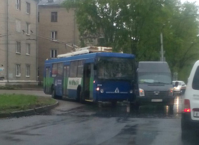 В Приокском столкнулись троллейбус и маршрутка
