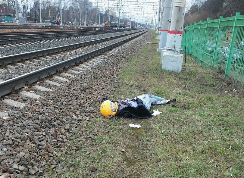 Опубликованы фотографии с места гибели мотоциклиста под колесами электрички Москва-Рязань
