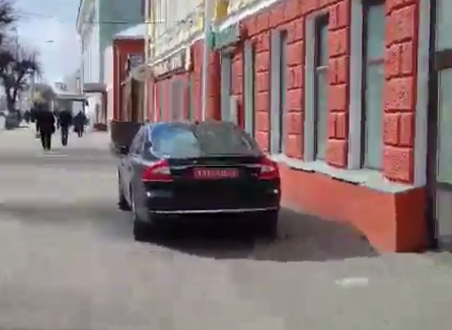 Видео: московский дипломат припарковался на тротуаре в центре Рязани
