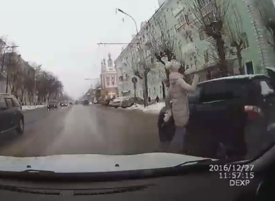 На улице Циолковского девушка едва не попала под колеса автомобиля (видео)