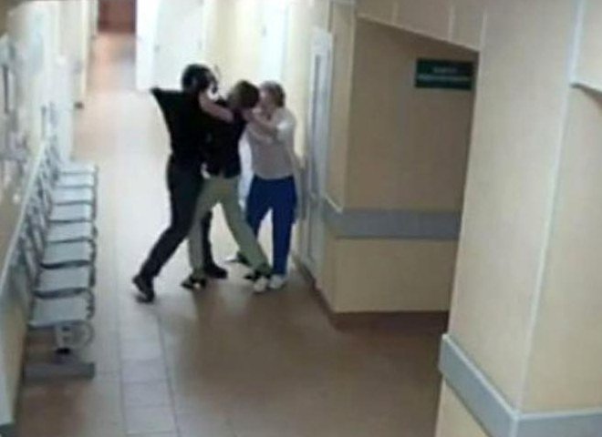 В сети появилось видео жестокого избиения медиков в Новгороде