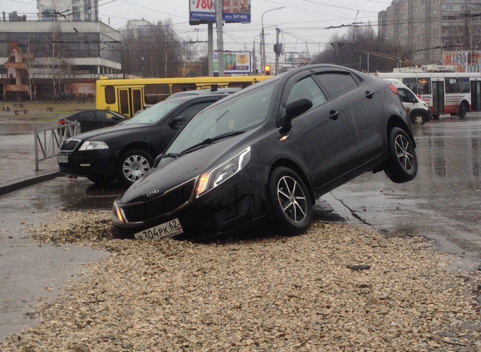 Фото: в Дашково-Песочне автомобиль ушел под землю