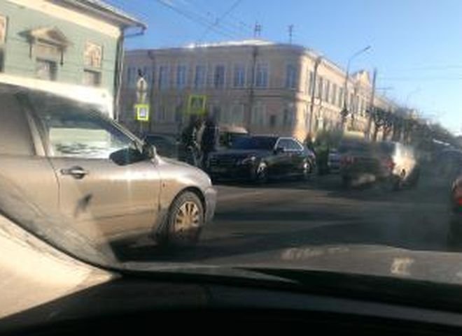 На улице Ленина девушка попала под колеса Mercedes