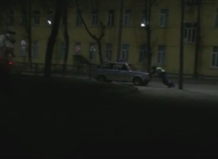Видео: в Рязани автоинспектор толкает свой автомобиль