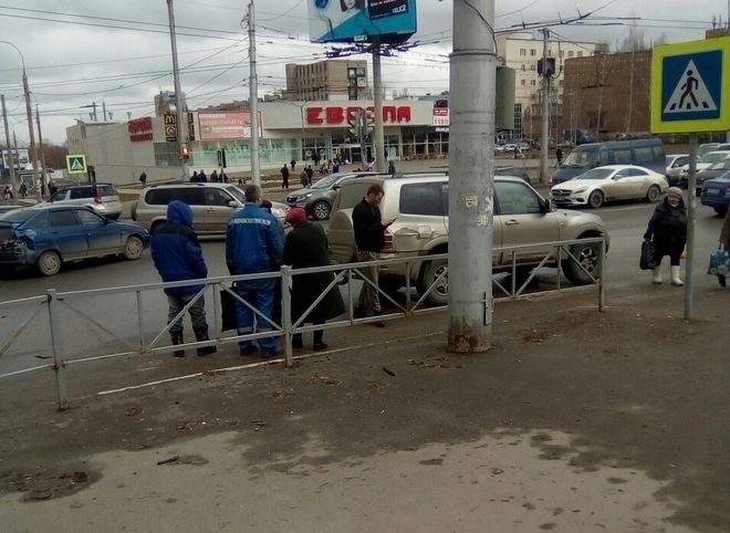 При столкновении пяти машин на улице Новоселов пострадала женщина