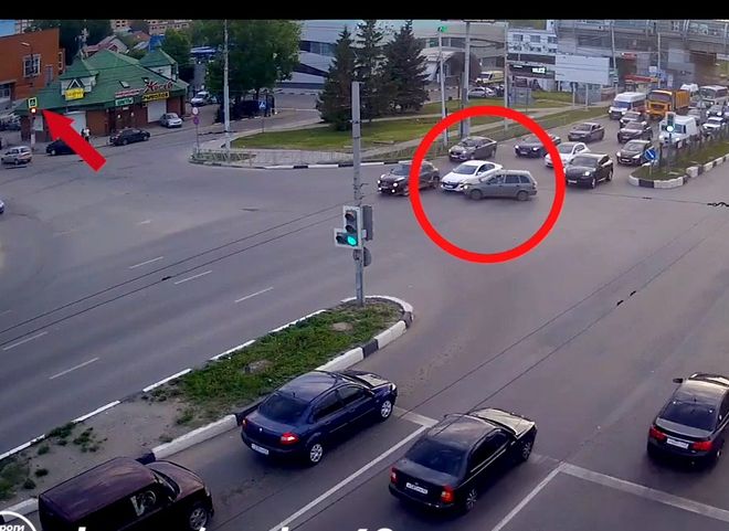 На Московском шоссе водитель грубо нарушил ПДД и спровоцировал аварию (видео)